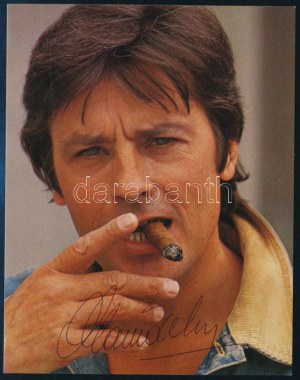 Alain Delon (1935-) francia színész aláírása az őt ábrázoló nyomaton / firma autografa