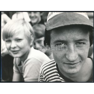 1979 Tóth Béla kaposvári fotóművész ,,Srácok című alkotása, 1 db vintage fotó, a szerző által feliratozva...