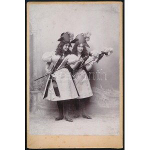 cca 1900 Czullik Betti és Czullik Inez, Czullik Ágost, a Liechtenstein hercegi kertek igazgatója lányainak fotója...