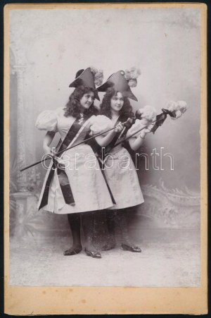 ok. 1900 Czullik Betti és Czullik Inez, Czullik Ágost, a Liechtenstein hercegi kertek igazgatója lányainak fotója...