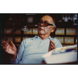 Rodolf Hervé (1957-2000): Victor Vasarely (1906-1997) festőművész párizsi műtermében, hátoldalán pecséttel jelzett fotó...