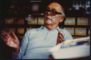 Rodolf Hervé (1957-2000): Victor Vasarely (1906-1997) festőművész párizsi műtermében, hátoldalán pecséttel jelzett fotó...