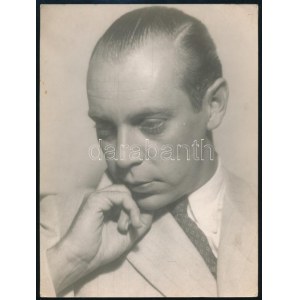 Várkonyi Zoltán (1912-1979) színész, rendező portré fotója Áldor műterméből. Pecséttel jelzett...