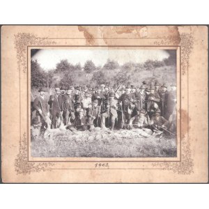 1902 Vadász társaság a zsákmánnyal Fotó kartonon 33x24 cm Foltos, / Gruppo di caccia con la preghiera...