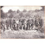 1902 Vadász társaság a zsákmánnyal Fotó kartonon 33x24 cm Foltos, / Hunting group with the pray...