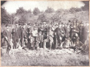 1902 Vadász társaság a zsákmánnyal Fotó kartonon 33x24 cm Foltos, / Hunting group with the pray...