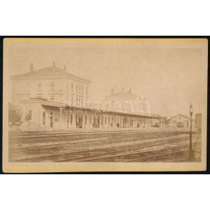um 1900 Zimony, vasútállomás, kartonra ragasztott fotó, 10,5×16,5 cm