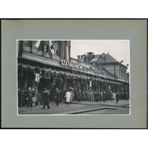 1940 Szatmárnémeti, vasútállomás, Erdély visszatért, ünneplő tömeg a pályaudvaron, kartonra ragasztott fotó, 11...