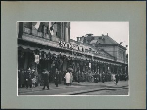 1940 Szatmárnémeti, vasútállomás, Erdély visszatért, ünneplő tömeg a pályaudvaron, kartonra ragasztott fotó, 11...