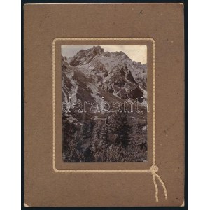 vers 1910 Magas-Tátra, Menguszfalvi-völgya Sátán-csúccsal, kartonra kasírozott fotó, feliratozva...