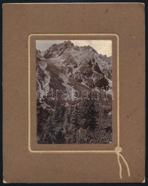 ca. 1910 Magas-Tátra, Menguszfalvi-völgya Sátán-csúccsal, kartonra kasírozott fotó, feliratozva...