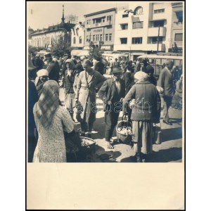 cca 1940 Marosvásárhely, piaci felvételek, életképek, Székelyudarhelyre tartó busz (mögötte Ha Isten velünk...