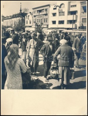 cca 1940 Marosvásárhely, piaci felvételek, életképek, Székelyudarhelyre tartó busz (mögötte 