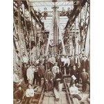 cca 1900 Trencsén, Felvidék, Vág folyó feletti híd építésén résztvevő munkások csoportképe, kartonra kasírozott fotó...