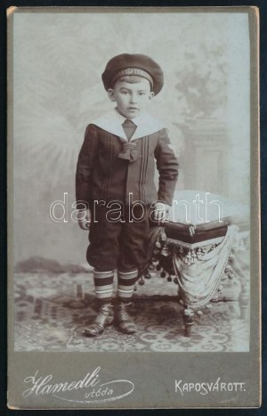 ca. 1900 Matrózsapkás kisfiú Magyar tengerész feliratos sapkával, vizitkártya / ca. 1900 Un ragazzo con un marinaio...