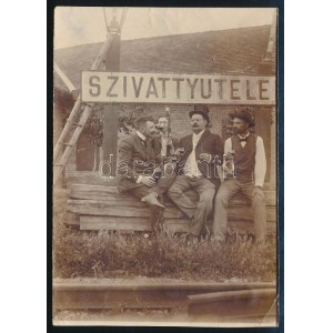 cca 1900 Elegáns urak italoznak egy Szivattyutelep feliratú tábla alatt, az előtérben vasúti sínek. Foto...