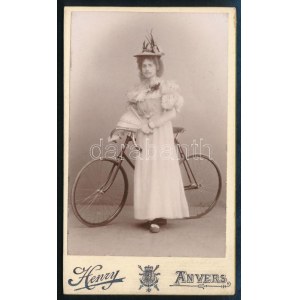 cca 1900 Nőnek öltözött férfi biciklivel. Henry Anver vizitkártya ...