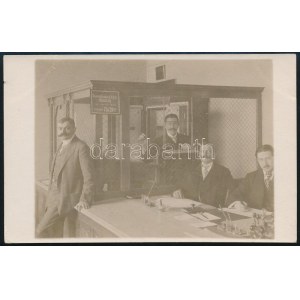 1911 Takarékpénztár / bank enteriőrje alkalmazottakkal, hátul Arnheim S. J. gyártmányú páncélszekrénnyel, fotólap...