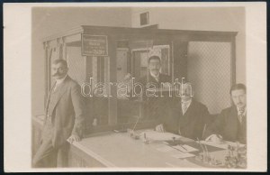 1911 Takarékpénztár / bank enteriőrje alkalmazottakkal, hátul Arnheim S. J. gyártmányú páncélszekrénnyel, fotólap ...