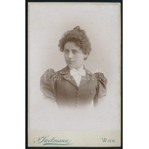 cca 1900 Női portré, keményhátú fotó Stockmann bécsi műterméből, 16,5×11 cm