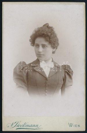 ok. 1900 Női portré, keményhátú fotó Stockmann bécsi műterméből, 16,5×11 cm