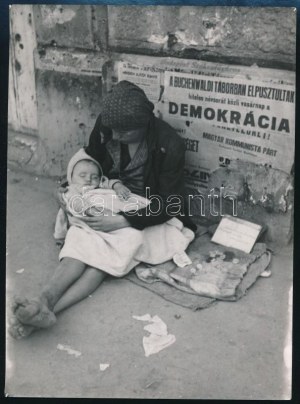 1945 Bp., koldus asszony babájával az utcán, mögötte a falon ...