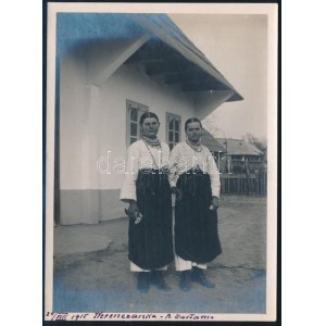 cca 1930 Bukovina, Zastavna népviseletes lányok. / Zastawna Ukrajina dievčatá vo folklóre. 16x12 cm