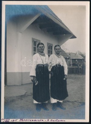 cca 1930 Bukovina, Zastavna népviseletes lányok. / Zastawna Ukraine girls in folklore. 16x12 cm