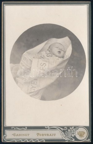 1906 Egyetértés politikai napilapba csomagolt csecsemő, keményhátú fotó Apáthy nagyváradi műterméből, szép állapotban....