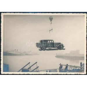 ca. 1925 Egy autó hajóra rakása a trieszti kikötőben daruval, egyedi fotó, szép állapotban, hátoldalt felirattal, 12...