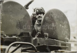 1989 A romániai forradalom egy pillanata, átállt katona egy harci járműben Aradon, Habik Csaba fotója pecséttel...