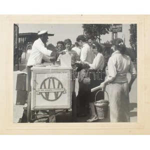 ok. 1960 II. Kerület Vendéglátóipar Vállalat - Fagylaltos, kartonra kasírozott fotó, vágott karton, 17,5×22...
