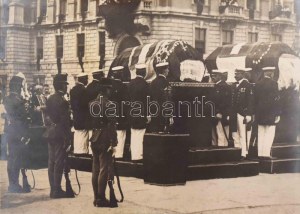 1914 Ferenc Ferdinánd és neje Chotek Zsófia koporsói előtt tisztelegnek az Osztrák-magyar haditengerészet katonái...