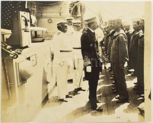 1917 IV. Károly az osztrák-magyar hadi tengerészet S.M.S. Novara fedélzetén katonákkal beszél...