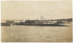 Az osztrák-magyar hadi tengerészet S.M. U-I. tengeralattjárója 9x5,5 cm / S.M. U-I attraccato a Pola...