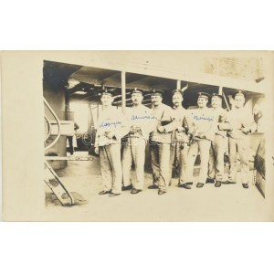 1915 Az S.M.S. Babenberg osztrák-magyar hadihajó matrózai (rezervista önkéntesei) aludni készülnek fotólap. ...