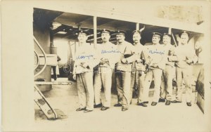 1915 Az S.M.S. Babenberg osztrák-magyar hadihajó matrózai (rezervista önkéntesei) aludni készülnek fotólap. ...
