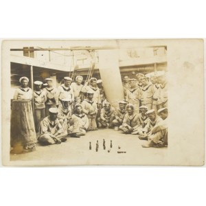 1915 Az S.M.S. Babenberg osztrák-magyar hadihajó matrózai tekéznek a fedézeten. Futott fotólap hajó bélyegzővel ...