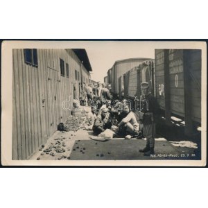 1915 Kőrösmező (Kárpátalja), osztrák-magyar katonák orosz hadifoglyokat felügyelnek a vasútállomáson...