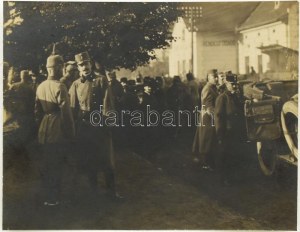 1917 circa IV. Károly (1887-1922) osztrák császár és magyar király katonákkal beszélget, fotó, 8x11 cm...