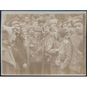 1916 Orosz hadifoglyok a bukovinai Kirlibaba (Radnalajosfalva) fogolytáborban, hátoldalon feliratozott fotó, 8,5×11...