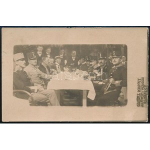 1915 Katonatisztek asztaltársaság által aláírt fotólap, futott