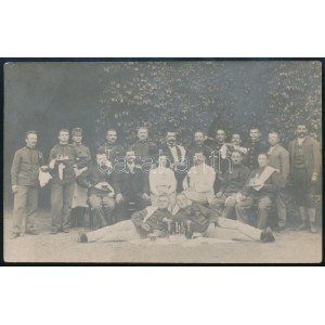 ca. 1915 Katona csoportkép serlegekkel fotólap
