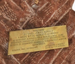 1942 MOVE (Magyar Országos Véderő Egyesület) elismerés. Bronz sas, faragott süttői vörös márvány alapon. 