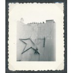 1956 Fotósorozat 13 db fotóval a forradalom napjaiból Budapestről, Vörös csillag leszedése Kálvin tér...