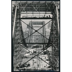 cca 1964 Budapest, fotó vintage az Erzsébet híd építéséről, jelzés nélkül, ezüst zselatinos fotópapíron, 24x16...