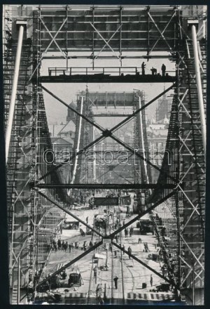 ok. 1964 Budapeszt, vintage fotó az Erzsébet híd építéséről, jelzés nélkül, ezüst zselatinos fotópapíron, 24x16...