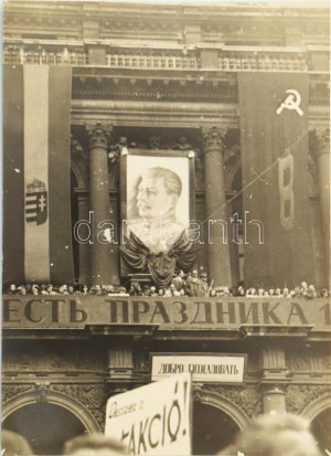 1945-1946 Budapest feltehetően a háború befejezése után nem sokkal tartott felvonulás, Sztálin arcképe alatt...