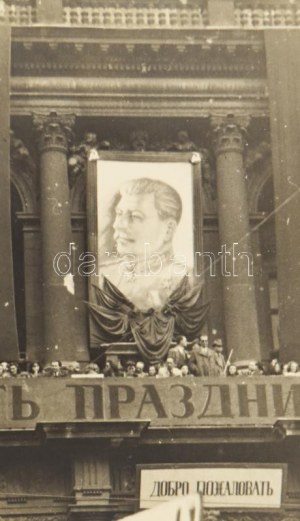 1945-1946 Budapest feltehetően a háború befejezése után nem sokkal tartott felvonulás, Sztálin arcképe alatt...