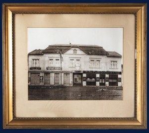 [Fotó] A kispesti Üllői út bérháza Skopál Ignác rőföskereskedő, úri és női divatáruházával....